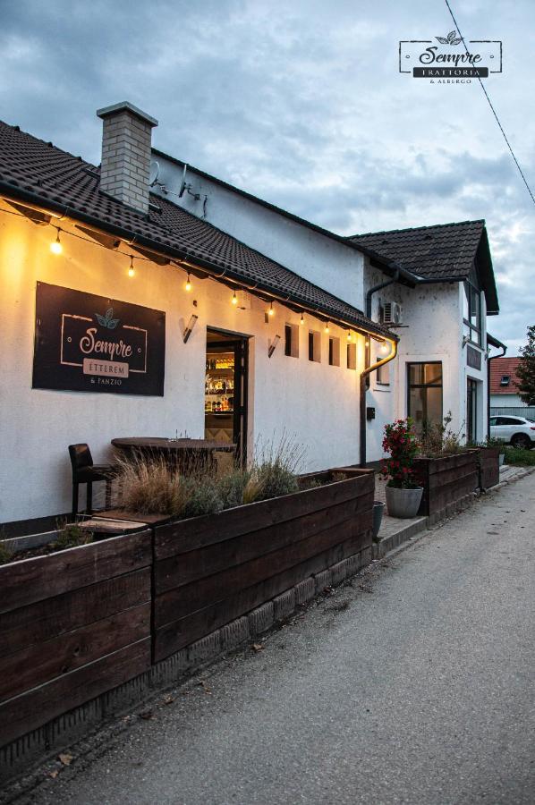 Sempre Etterem Es Panzio Bed & Breakfast