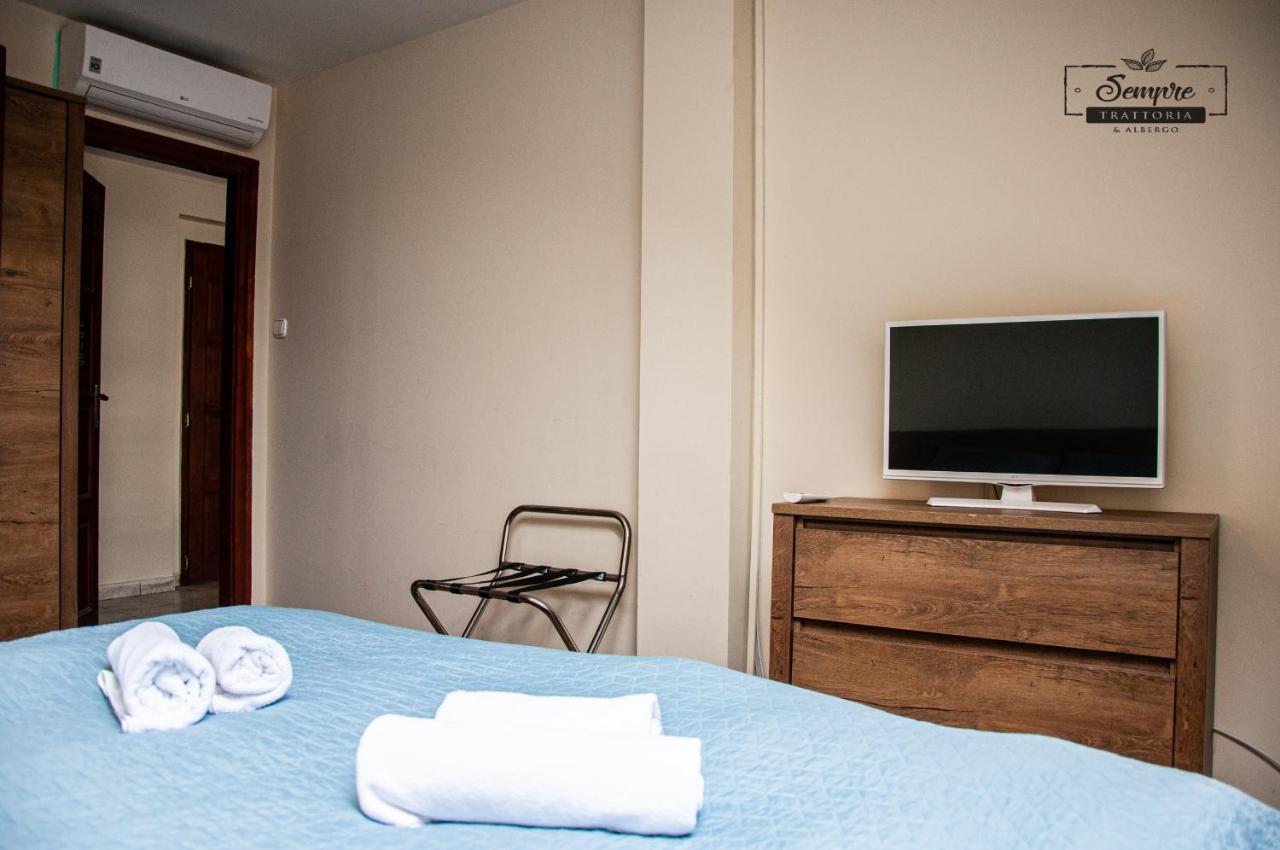 Bed & Breakfast Sempre Etterem Es Panzio